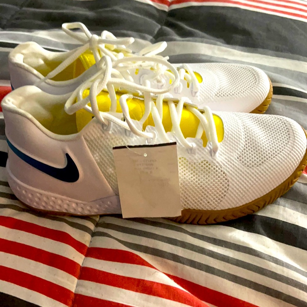 BRAND NEW WHITE NIKE SIZE W 9